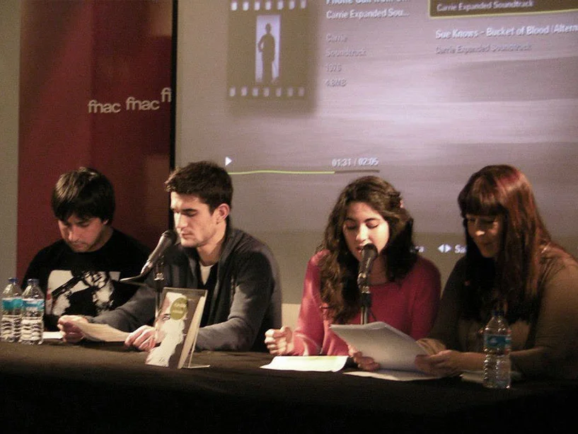 Presentación Play Room en Fnac Arenas; Edgar, Aitor y Sara representan un texto con Patricia Muñiz (19/12/2012)