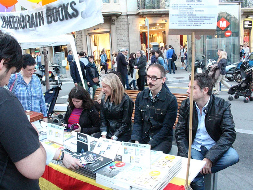 Maribel Carod, Marta Valsecchi, Bill Jiménez y Ricard Millàs en el puesto de Underbrain Books para Sant Jordi 2014 (23/04/2014)