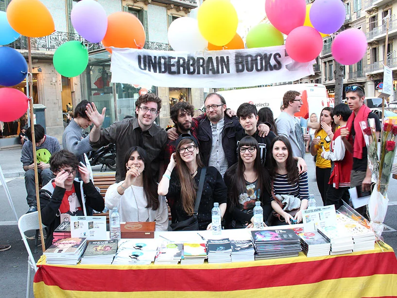 Autores de Vloggers now!, 2 y 3 en el puesto de Underbrain Books para Sant Jordi 2014 (23/04/2014)