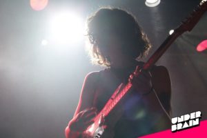 Laia Alsina, guitarra de The Crab Apples