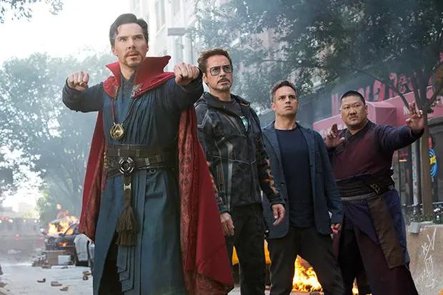 Doctor Strange/Stephen Strange (Benedict Cumberbatch), Iron Man/Tony Stark (Robert Downey Jr.), Bruce Banner/Hulk (Mark Ruffalo) y Wong (Benedict Wong)