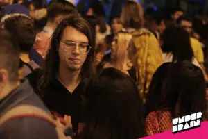tipo con gafas ochenteras en la fiesta de Vice Festivales