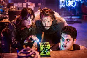 Molly (Caroline Ford), Howard (Ben O’Toole) y Rangi (Epine Bob Savea)