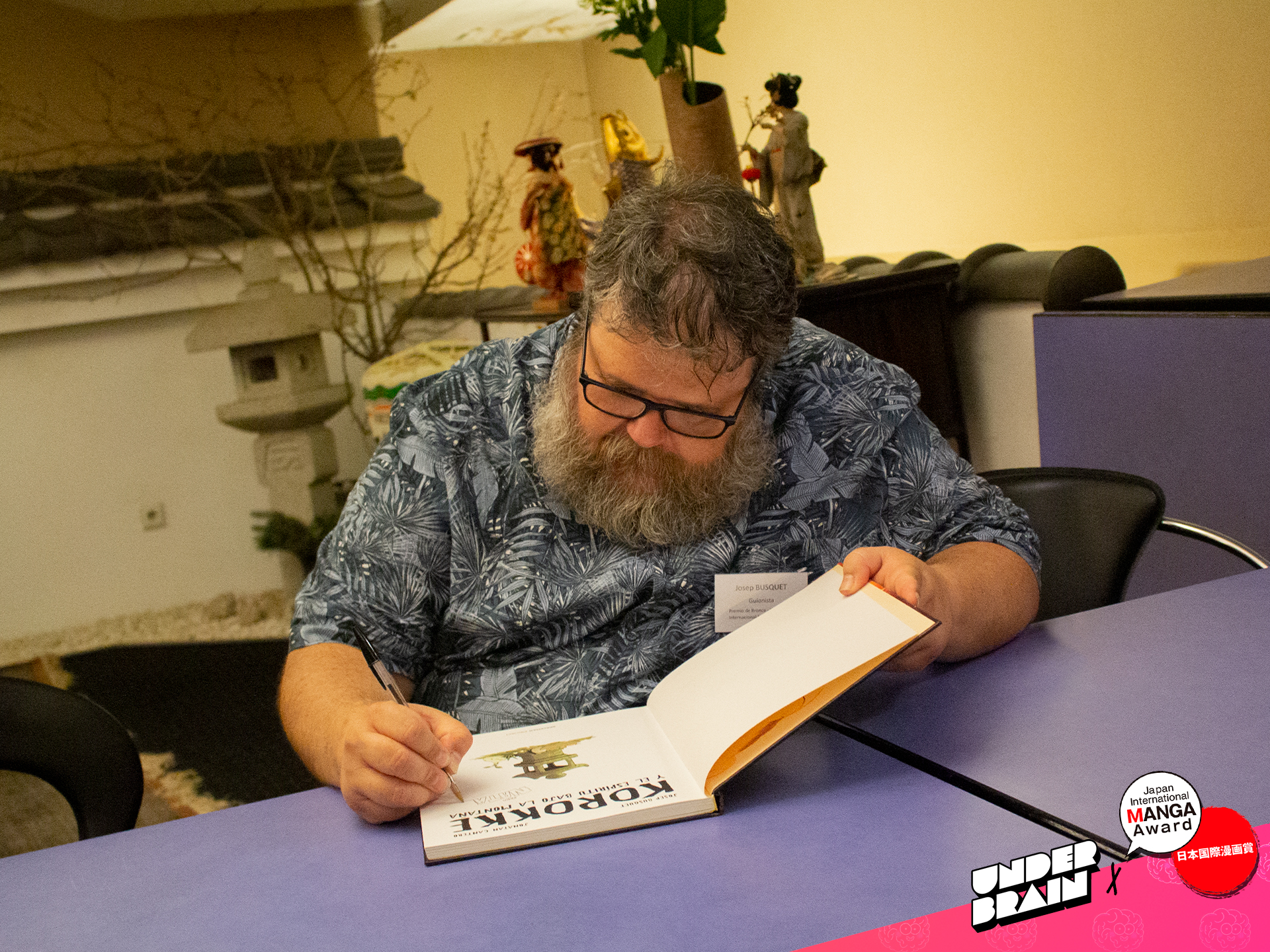 Josep Busquet firmando su obra en Japan International Manga Award 