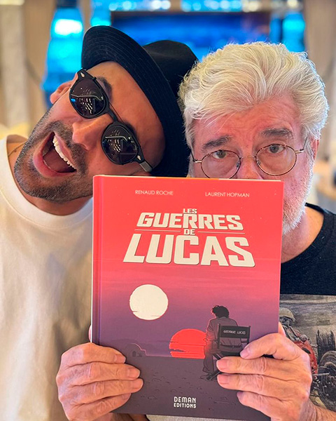 Fotografía de JR con George Lucas con un ejemplar francés del cómic Las guerras de Lucas