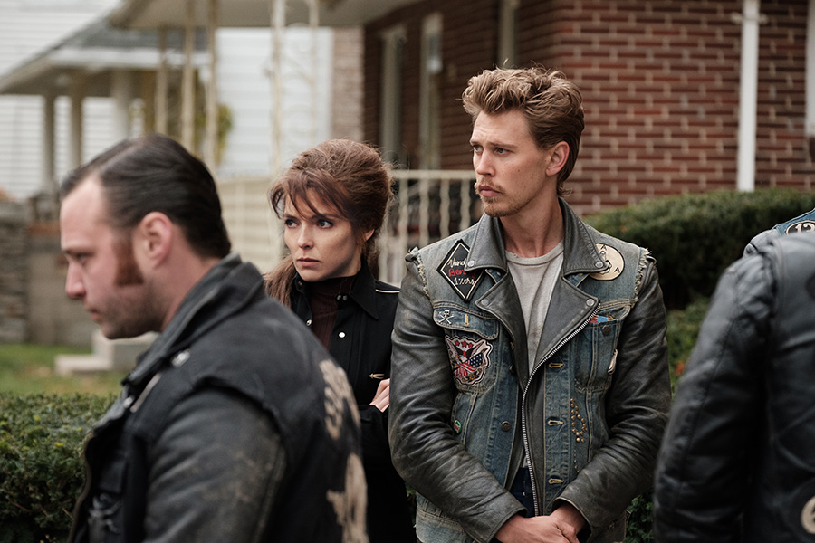 Emory Cohen como Cockroach, Jodie Comer como Kathy y Austin Butler como Benny en «Bikeriders. La ley del asfalto»