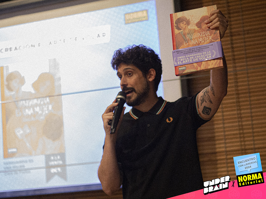 Luis Martínez con el cómic de Clara Frutos