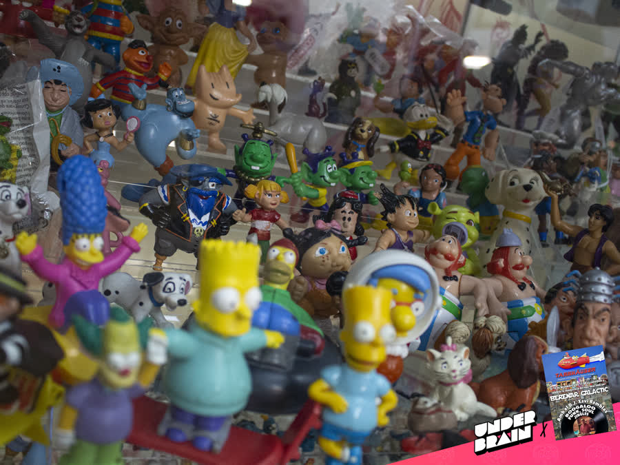 Figuritas PVC varias con Simpsons al frente