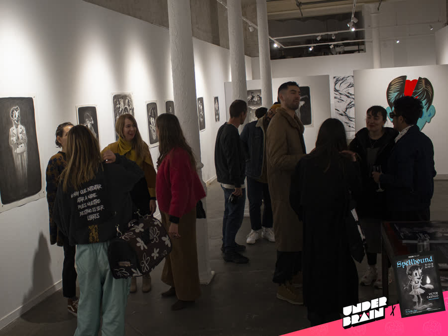 Ambiente en la inauguración de la Expo «Spellbound» de Victor Castillo en Fousion Gallery - 2