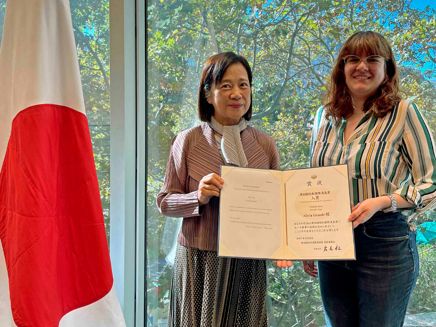 Alicia Grande recibiendo el Japan International Manga Award
