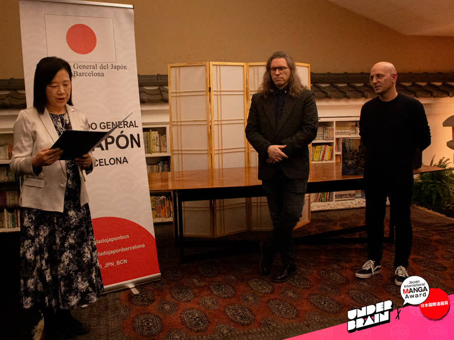 Salva Rubio y Ricard Efa recibiendo el Japan International Manga Award