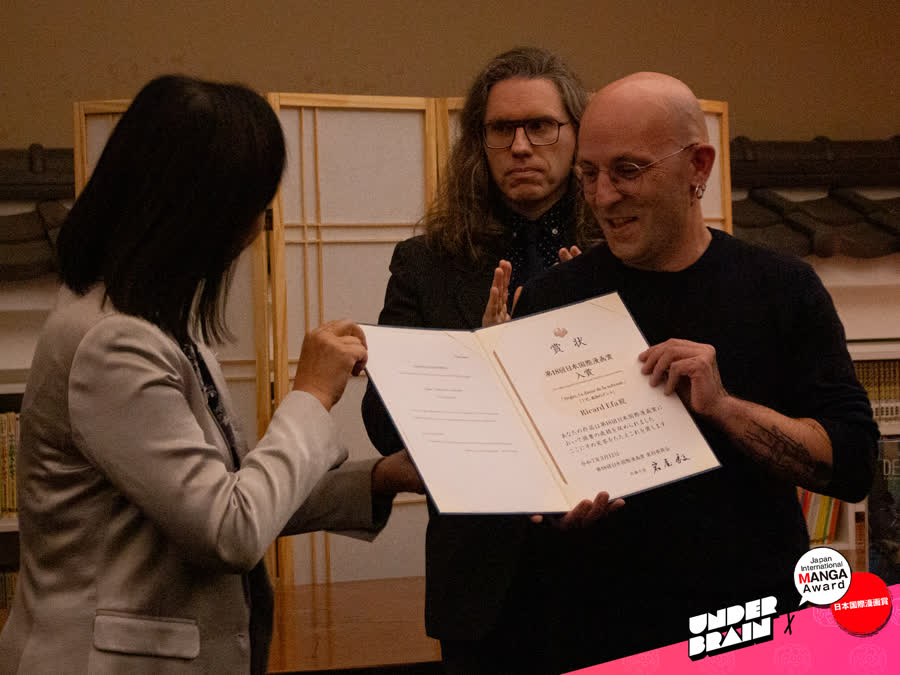 Salva Rubio y Ricard Efa recibiendo el Japan International Manga Award 2