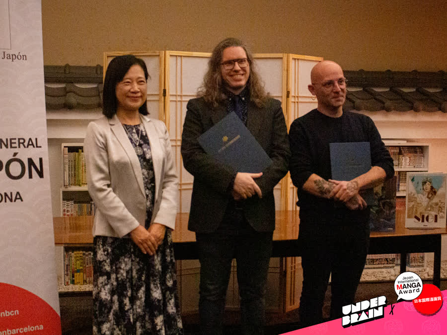 Salva Rubio y Ricard Efa recibiendo el Japan International Manga Award 3