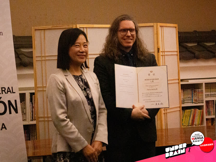 Salva Rubio recibiendo el Japan International Manga Award 2
