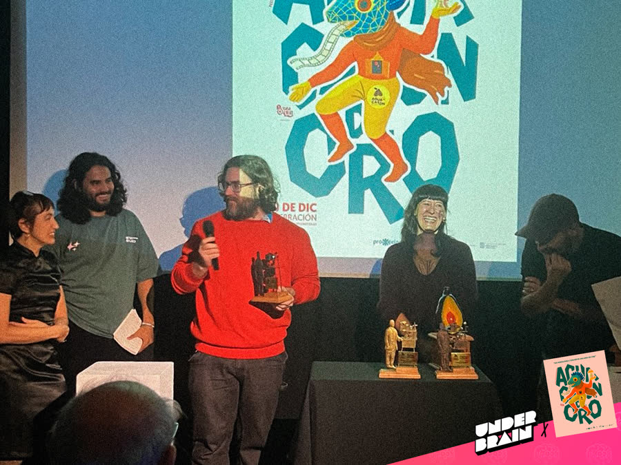 Bouman recogiendo el tercer premio «Jersey» de Bouman de El Aguacatón de Oro: Edición Internacional 2025