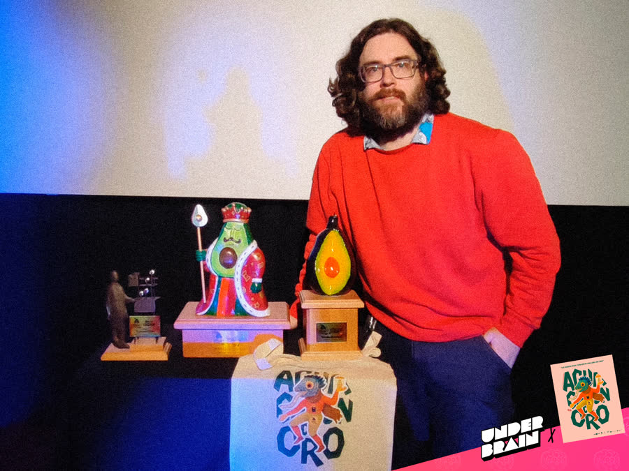 Bouman con los premios por «Jersey» de Bouman de El Aguacatón de Oro: Edición Internacional 2025