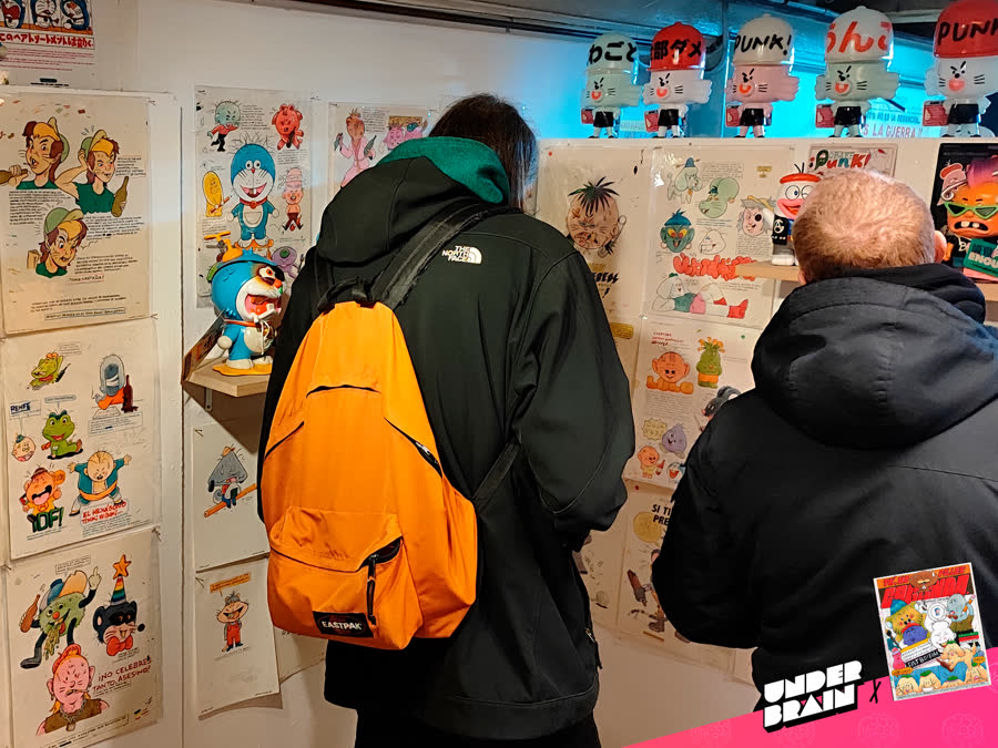 Visitantes en la expo «Tú, me pillas cagando» de Manuel Donada