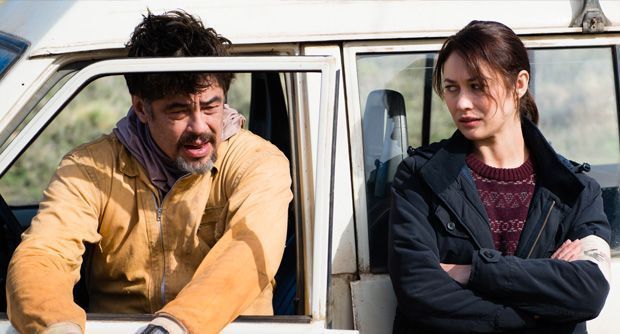 Benicio del Toro y Olga Kurylenko en Un día perfecto