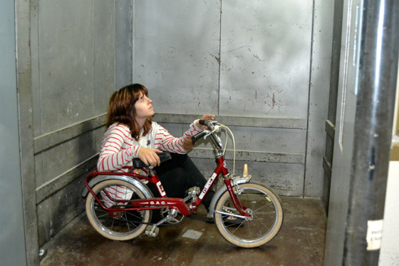 Ainhoa junto a su bici ¿de la infancia?